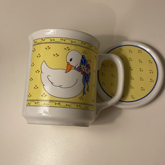 Vintage duck coffee mug with yellow lid coater. - Picture 3 of 6